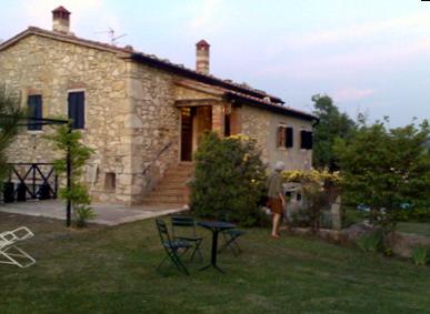 il casale San Leonardo dove si trova l'agriturismo Loggia a 200 metri dalle Terme di Saturnia in Toscana