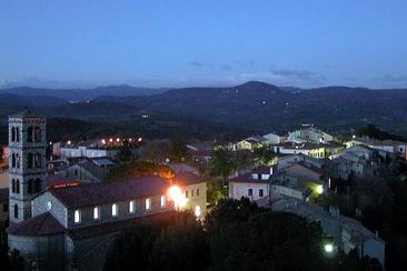 Il paese di Saturnia al tramonto, sullo sfondo il Monte Amiata