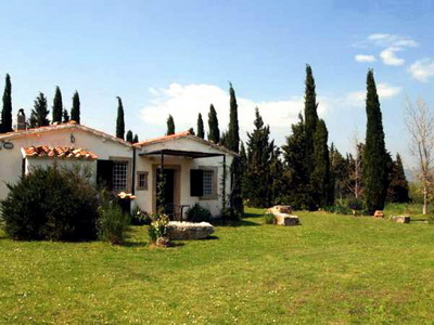 la Carraia vista da Est ed il giardino dell'agriturismo Vignagrande e 1,5 km dalle Terme di Saturnia e dal paese 