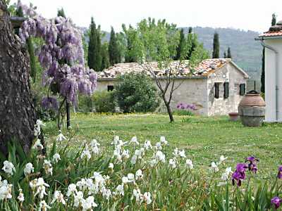 il casale Forno nel giardino dell'agriturismo Vignagrande a 1,5 km dal paese e dalle Terme di Saturnia in Toscana