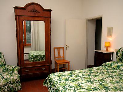 la camera matrimoniale dell'appartamento Oliveto nel paese di Saturnia in Toscana