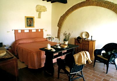 la camera da letto dell'agriturismo Torre nel casale San Leonardo a 200 metri dalle Terme di Saturnia in Toscana